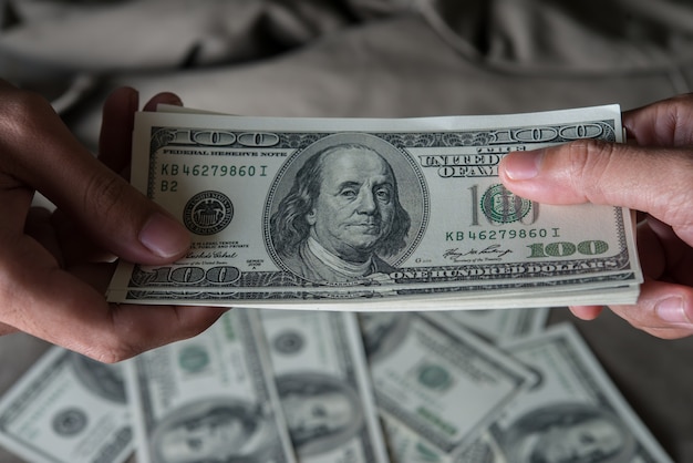 Foto grátis dê um dinheiro dólar norte-americano (usd)