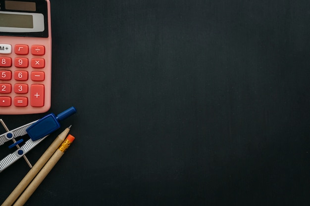 Foto grátis de volta à decoração da escola com lápis, calculadora e espaço