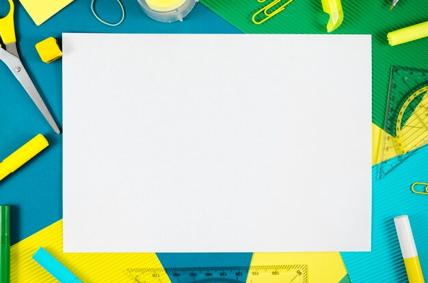 De volta à escola, material escolar de bruxa e uma folha em branco