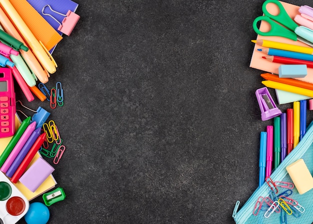 Foto grátis de volta ao fundo da escola com material escolar e espaço de cópia