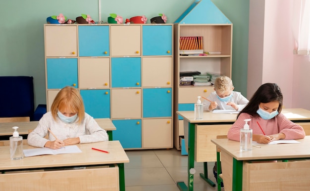 Foto grátis de volta às aulas durante um conceito ambicioso