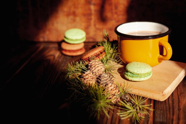 Decoração com caneca de chocolate quente e biscoitos