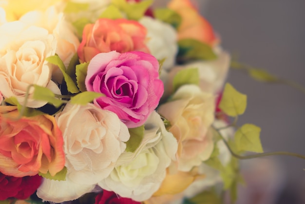Decoração com flores artificiais sobre a mesa (imagem filtrada processados