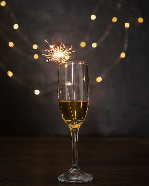 Decoração com taça de champanhe e fogos de artifício