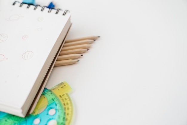 Foto grátis decoração criativa para a escola com bloco de notas