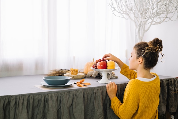 Foto grátis decoração da mesa de ação de graças com vista traseira da mulher