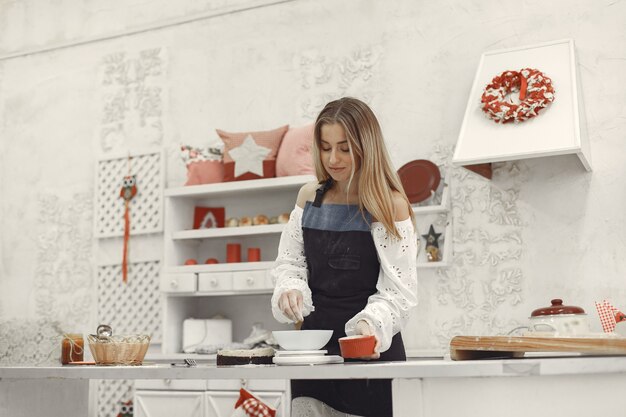 Decoração da sobremesa acabada. o conceito de pastelaria caseira, cozinhar bolos.