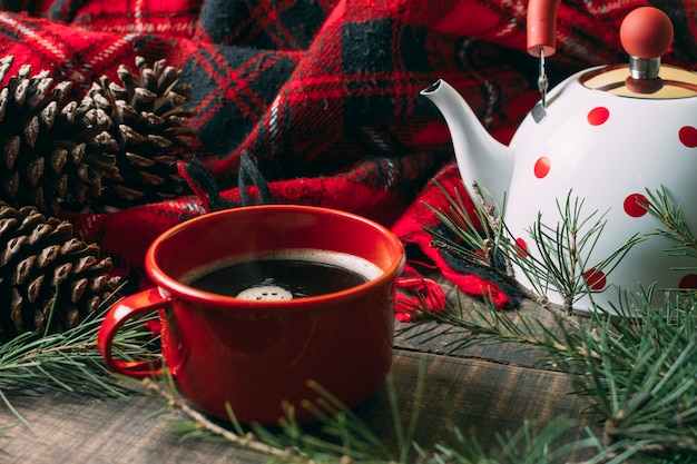 Decoração de alto ângulo com caneca vermelha e café