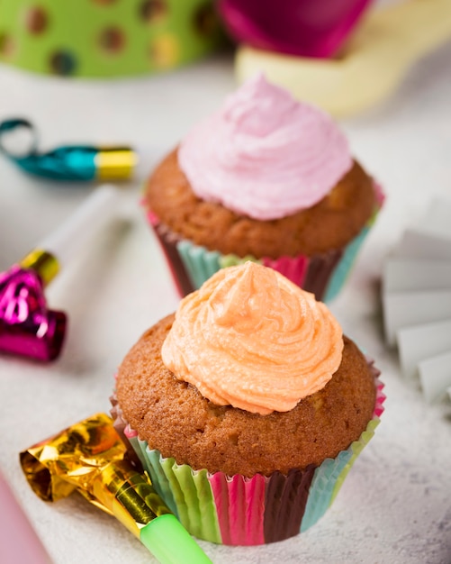 Decoração de alto ângulo com saborosos bolos e esmaltes