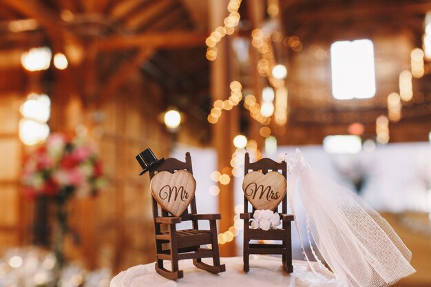 Decoração de bolo de casamento feita em para de duas cadeiras de balanço