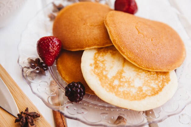 Decoração de café da manhã com deliciosas panquecas