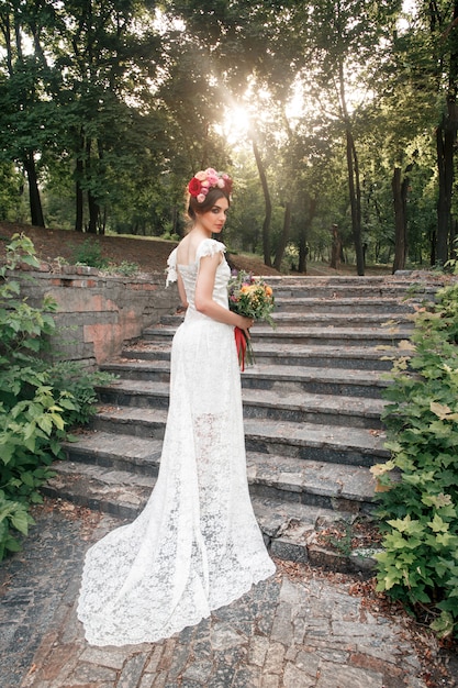 Decoração de casamento no estilo boho, arranjo floral, mesa decorada no jardim.