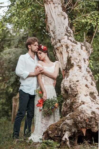 Decoração de casamento no estilo boho, arranjo floral, mesa decorada no jardim.