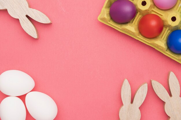 Foto grátis decoração de coelho e ovos preparados para serem pintados