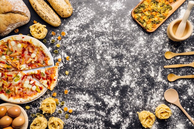 Decoração de comida italiana com farinha e espaço no meio