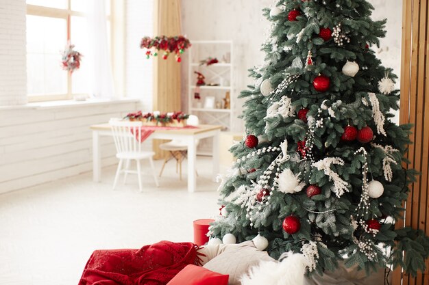 Decoração de feriados de inverno. Rica árvore de ano novo decorado fica com caixas de presentes