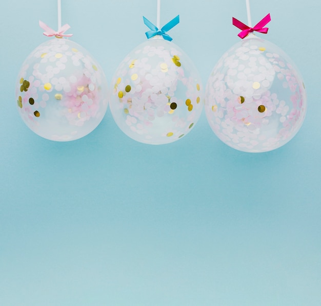 Foto grátis decoração de festa vista superior com balões