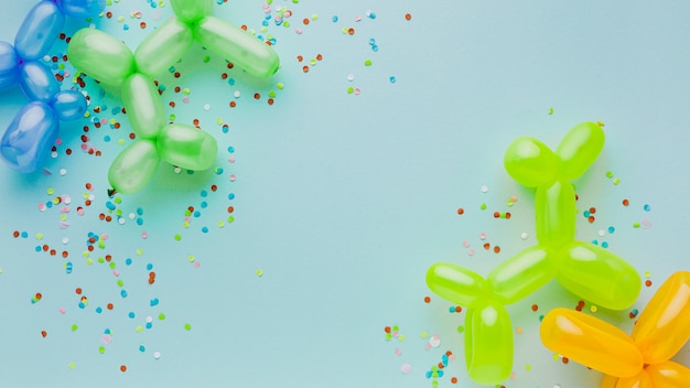 Decoração de festa vista superior com confetes e balões