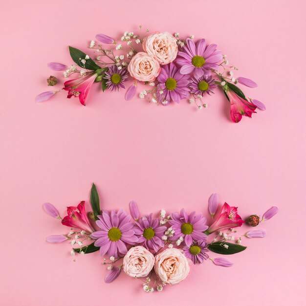 Decoração de flores coloridas em fundo rosa para pano de fundo festivo