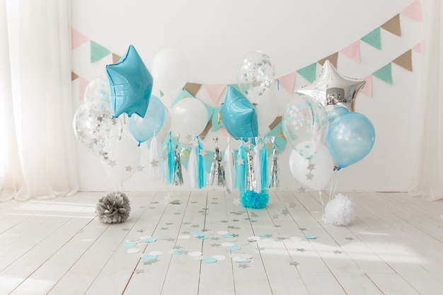 Decoração de fundo festivo para festa de aniversário com bolo gourmet e balões azuis