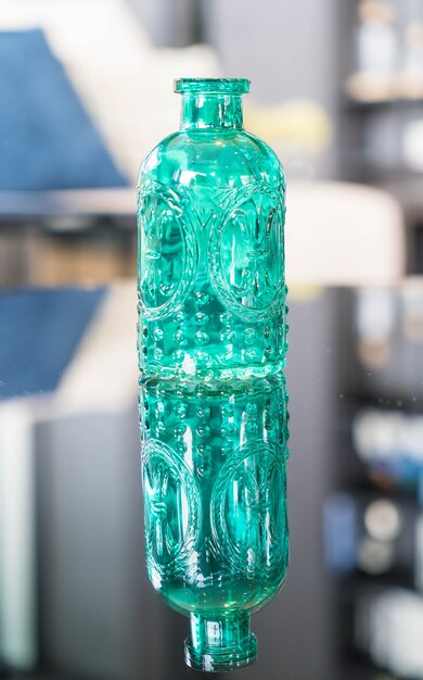 Decoração de garrafa de vidro na mesa