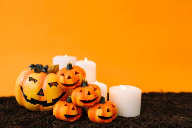 Decoração de Halloween com abóboras e velas
