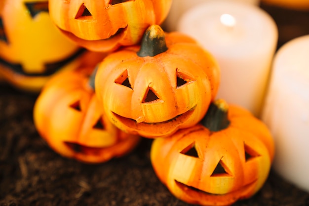 Foto grátis decoração de halloween com vista de cima de abóboras