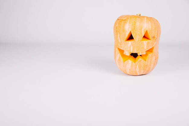 Decoração de Jack-o-Lanterna de Halloween esculpida em abóbora