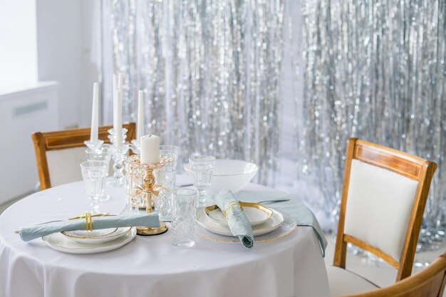 Decoração de mesa de ano novo nas cores branco e prata. foto de alta qualidade