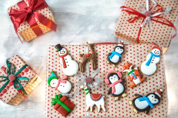 Decoração de natal com biscoitos festivos e presentes de natal