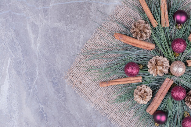 Decoração de natal com canela, cones e galhos de carvalho