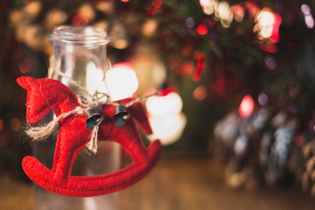 Decoração de natal com cavalo na garrafa