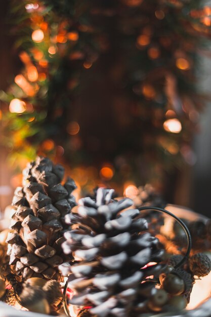 Decoração de natal com dois cones de pinheiro