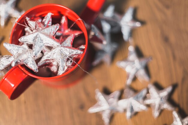 Decoração de Natal com estrelas na caneca