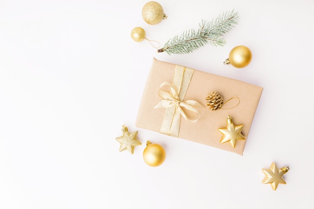 Decoração de natal dourada em branco