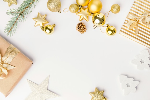 Foto grátis decoração de natal dourada em branco