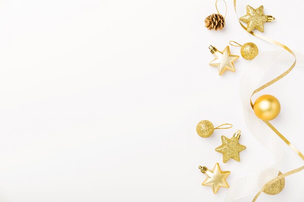 Decoração de Natal dourada em branco