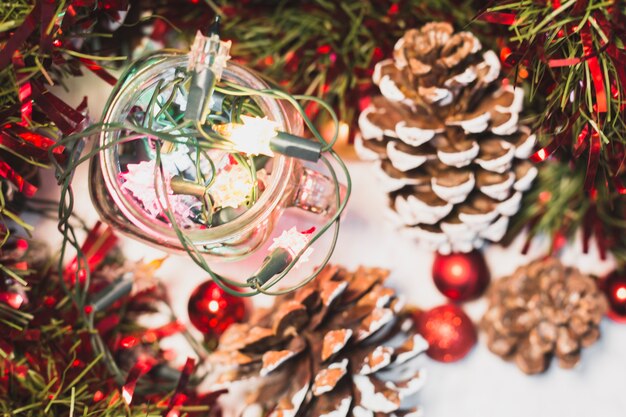 Decoração de Natal e cones de pinheiro