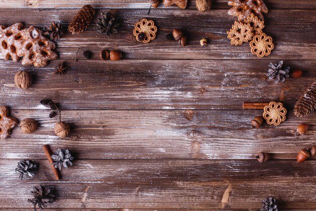 Decoração de Natal e lugar para texto. Biscoitos, ramos de canela e cones fazem um círculo