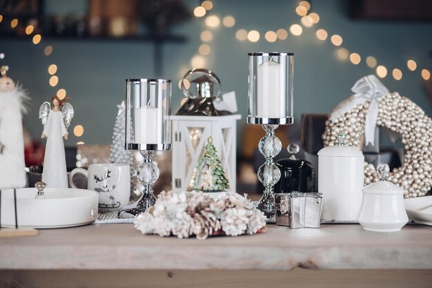 Decoração de Natal em uma mesa com pessoas ao fundo da sala. Conceito de véspera de ano novo