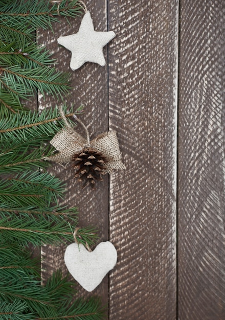 Decoração de natal pendurada no pinheiro