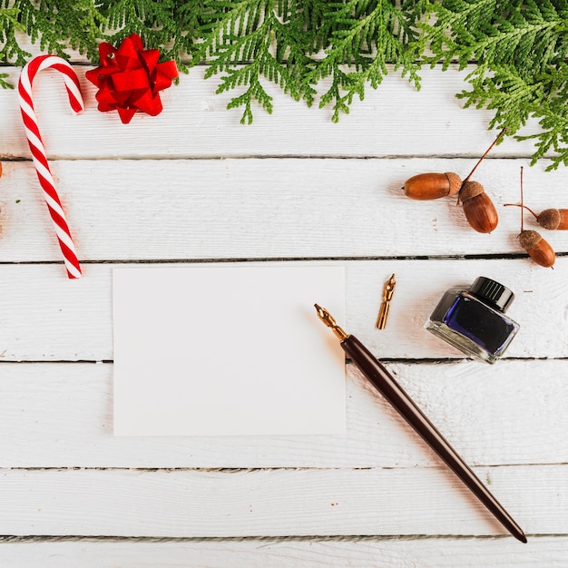 Decoração de natal perto de papel e caneta