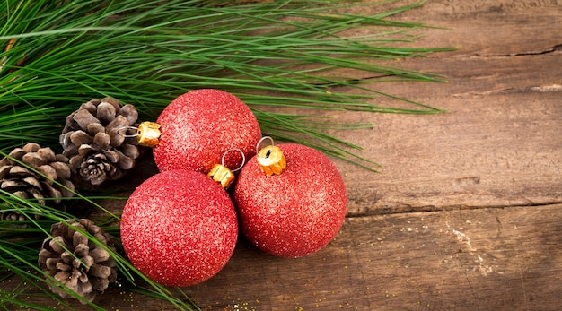 Decoração de natal sobre o fundo de madeira