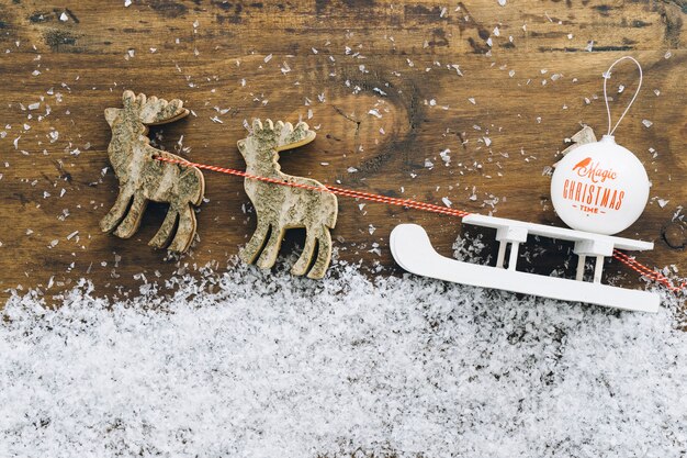 Decoração de neve de Natal com trenó branco