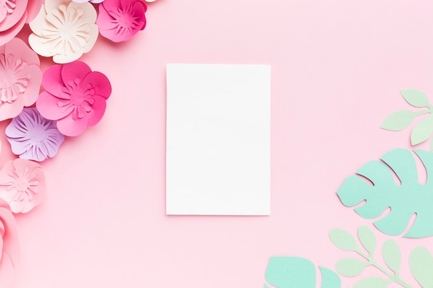 Decoração de papel floral ao lado de papel em branco