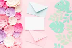 Foto grátis decoração de papel floral e cartão de casamento