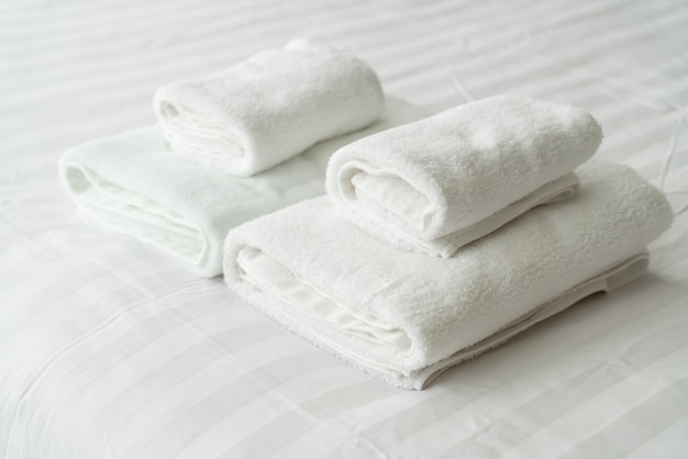 Decoração de toalha branca na cama