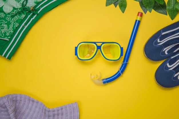 Foto grátis decoração de verão com snorkel e óculos