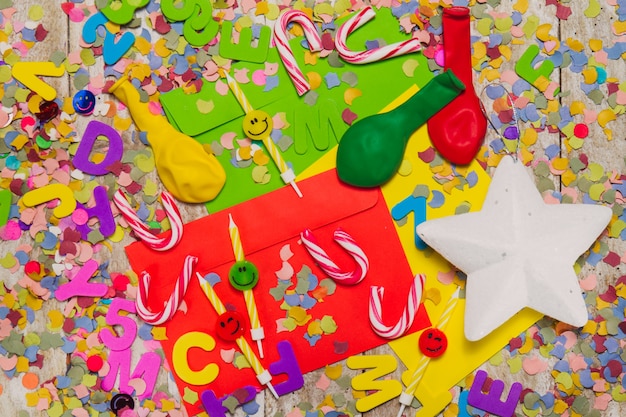Foto grátis decoração do partido com bastões de doces, estrelas e balões