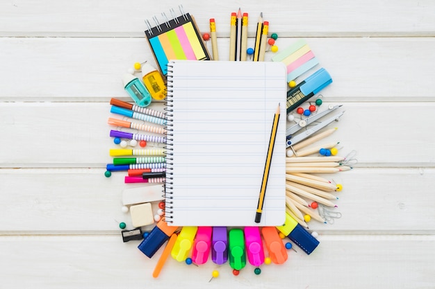 Decoração escolar com caderno em branco